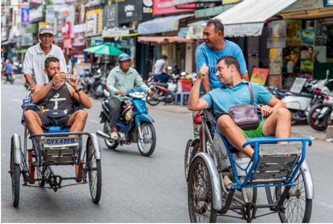 疫情前，外国游客在胡志明市中心骑自行车