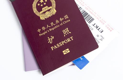护照到期后更换了新护照，旧护照上的澳大利亚签证还有效，怎么转移到新护照上？