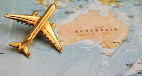 澳洲签证在旧护照上，换新护照后可以一起使用出境吗？