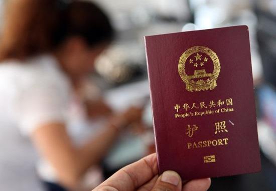 护照到期换了新护照，旧护照上的澳洲十年签证还可以用吗？