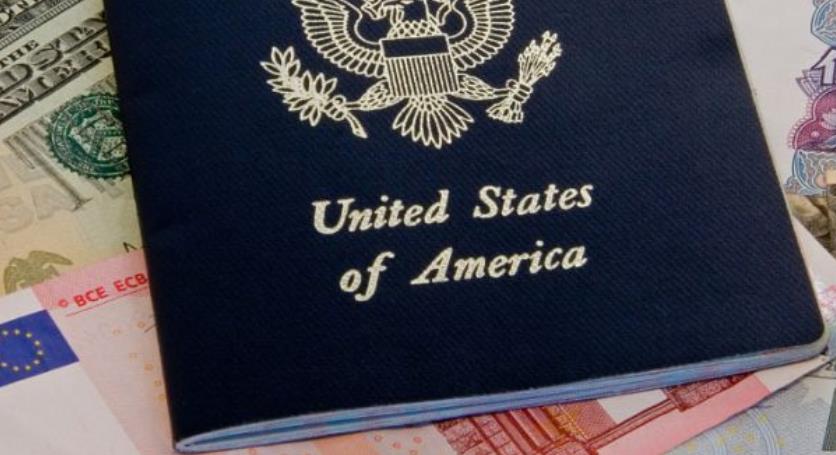 美国老人住在中国，护照快到期，如何到使馆更换美国护照？